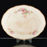 FAIANÇA INGLESA, uma (1) travessa oval, ornamentação floral policromada, arremates a ouro, borda recortada, marca WOODS IVORY WARE (usada nas décadas de 30 e 40 pela Wood & Sons, fundada em 1865, funcionou na Potteries New Wharf em Trent e mais tarde na Pottery Stanley em Burlem, fechou em 2005), possui o craquejado característico do envelhecimento de toda a faiança, além de manchas, medindo 30,5 x 24,5 cm, sinais de uso, vide foto.
