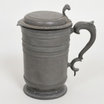 PEWTER, um (1) mug, padrão inglês Georgiano, puncionado JS-X-MG (em 1956 o oficial inglês, nascido em Birmingham, John Somers, radicou-se no Brasil e começou a trabalhar como antiquário no Largo do Boticário, RJ; paralelamente abriu uma oficina de restauro e reproduções de itens antigos em São João Del Rei, MG; em 1968 abriu a empresa John Somers Ltda em São João Del Rei para produzir objetos em estanho e cópias de mobiliário inglês; em 1994 vendeu a empresa que ainda se encontra em funcionamento), defeitos, mossas e pequenas perdas, medindo 13 cm altura, acompanha uma tampa solta e descasada de um tankard, sinais de uso, vide foto.