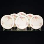 FAIANÇA INGLESA, seis (6) pratos rasos, ornamentação floral policromada, arremates a ouro, borda recortada, marca WOODS IVORY WARE (usada nas décadas de 30 e 40 pela Wood & Sons, fundada em 1865, funcionou na Potteries New Wharf em Trent e mais tarde na Pottery Stanley em Burlem, fechou em 2005), possui o craquejado característico do envelhecimento de toda a faiança, além de manchas, medindo 23 cm diâmetro, sinais de uso, vide foto.