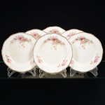 FAIANÇA INGLESA, seis (6) pratos rasos, ornamentação floral policromada, arremates a ouro, borda recortada, marca WOODS IVORY WARE (usada nas décadas de 30 e 40 pela Wood & Sons, fundada em 1865, funcionou na Potteries New Wharf em Trent e mais tarde na Pottery Stanley em Burlem, fechou em 2005), possui o craquejado característico do envelhecimento de toda a faiança, além de manchas, medindo 23 cm diâmetro, sinais de uso, vide foto.
