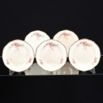 FAIANÇA INGLESA, cinco (5) pratos para sobremesa, ornamentação floral policromada, arremates a ouro, borda recortada, marca WOODS IVORY WARE (usada nas décadas de 30 e 40 pela Wood & Sons, fundada em 1865, funcionou na Potteries New Wharf em Trent e mais tarde na Pottery Stanley em Burlem, fechou em 2005), possui o craquejado característico do envelhecimento de toda a faiança, além de manchas, um deles com trincado acentuado que vai da borda em direção ao centro do prato, medindo 17,5 cm diâmetro, sinais de uso, vide foto.