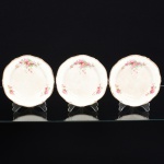 FAIANÇA INGLESA, três (3) pratos para sobremesa, ornamentação floral policromada, arremates a ouro, borda recortada, marca WOODS IVORY WARE (usada nas décadas de 30 e 40 pela Wood & Sons, fundada em 1865, funcionou na Potteries New Wharf em Trent e mais tarde na Pottery Stanley em Burlem, fechou em 2005), possui o craquejado característico do envelhecimento de toda a faiança, além de manchas, medindo 17,5 cm diâmetro, sinais de uso, vide foto.