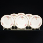FAIANÇA INGLESA, seis (6) pratos fundos, ornamentação floral policromada, arremates a ouro, borda recortada, marca WOODS IVORY WARE (usada nas décadas de 30 e 40 pela Wood & Sons, fundada em 1865, funcionou na Potteries New Wharf em Trent e mais tarde na Pottery Stanley em Burlem, fechou em 2005), possui o craquejado característico do envelhecimento de toda a faiança, além de manchas, medindo 23 cm diâmetro, sinais de uso, vide foto.