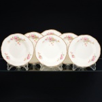 FAIANÇA INGLESA, seis (6) pratos fundos, ornamentação floral policromada, arremates a ouro, borda recortada, marca WOODS IVORY WARE (usada nas décadas de 30 e 40 pela Wood & Sons, fundada em 1865, funcionou na Potteries New Wharf em Trent e mais tarde na Pottery Stanley em Burlem, fechou em 2005), possui o craquejado característico do envelhecimento de toda a faiança, além de manchas, medindo 23 cm diâmetro, sinais de uso, vide foto.
