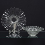 VIDRO, uma (1) imponente fruteira com presentoir em duas partes, incolor e translúcida, moldada em caneluras, medindo a maior parte 37 cm diâmetro, sinais de uso, vide foto.