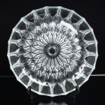 VIDRO, uma (1) fruteira, incolor e translúcida, modelagem geometrizada, medindo 28 cm, sinais de uso, vide foto.