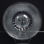 VIDRO, uma (1) fruteira, incolor e translúcida, modelagem em bico de jaca, fundo em dália, medindo 34,5 cm diâmetro, sinais de uso, vide foto.