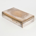 METAL PRATEADO, uma (1) caixa retangular, lisa, interior com forração em fórmica imitando madeira, sem marca de manufatura aparente, demanda novo banho em prata, medindo 18 x 10 x 3,5 cm, sinais de uso, vide foto.