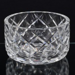 CRISTAL, uma (1) fruteira ou centro de mesa, grossa, incolor e translúcida, cilíndrica, lapidada em sulcos formando treliças, medindo 18,5 cm diâmetro e 11 cm altura, sinais de uso, vide foto.