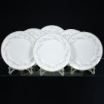 PORCELANA, seis (6) pratos rasos, manufatura REAL (Mauá, SP, 1943 a 1994), ornamentação floral policromada, arremates com frisos prateados, medindo 24,5 cm diâmetro, íntegros, sinais de uso, vide foto.