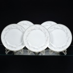 PORCELANA, cinco (5) pratos rasos, manufatura REAL (Mauá, SP, 1943 a 1994), ornamentação floral policromada, arremates com frisos prateados, medindo 24,5 cm diâmetro, íntegros, sinais de uso, vide foto.