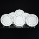 PORCELANA, seis (6) pratos para sobremesa, manufatura REAL (Mauá, SP, 1943 a 1994), ornamentação floral policromada, arremates com frisos prateados, medindo 19 cm diâmetro, um com bicado na borda, sinais de uso, vide foto.