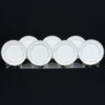 PORCELANA, sete (7) pratos rasos, manufatura REAL (Mauá, SP, 1943 a 1994), ornamentação floral policromada, arremates com frisos prateados, medindo 24,5 cm diâmetro, três com bicados na borda, sinais de uso, vide foto.