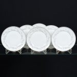 PORCELANA, seis (6) pratos rasos, manufatura REAL (Mauá, SP, 1943 a 1994), ornamentação floral policromada, arremates com frisos prateados, medindo 24,5 cm diâmetro, todos com bicados na borda, sinais de uso, vide foto.