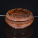 DIVERSOS, uma (1) caixa com tampa, confeccionada em madeira torneada, tampa com paisagem pintada a mão, souvenir de Marseille, medindo 11,5 cm diâmetro, vide foto.