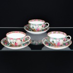 PORCELANA, três (3) xícaras de chá com um pires sobressalente, ornamentação policromada pintada a mão, dita Família Rosa, padrão Cantonês, representando cenas do gênero, elementos vegetalistas, borboletas e volutas, arremates a ouro, uma delas com bicado na borda, marcadas em caracteres na base (selo vermelho), ideais para coleção de cristaleira, vide foto.