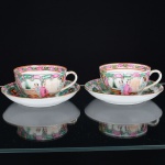 PORCELANA, par (2) xícaras de chá, ornamentação policromada pintada a mão, dita Família Rosa, padrão Cantonês, representando cenas do gênero, elementos vegetalistas, borboletas e volutas, arremates a ouro, uma delas com bicado na borda, marcadas em caracteres na base (selo vermelho), ideais para coleção de cristaleira, vide foto.