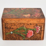 DIVERSOS, uma (1) caixa em madeira, pintada a mão com flores em policromia, possui douração, medindo 15,5 x 10 x 9,5 cm, vide foto.