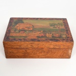DIVERSOS, uma (1) caixa retangular, confeccionada em madeira, tampa ornada com paisagem pintada a mão, medindo 19,5 x 13,5 x 6,5 cm, fundo rachado, sinais de uso, vide foto.