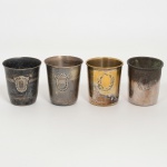 METAL PRATEADO, quatro (4) copinhos, modelos e manufaturas variadas, todos ligeiramente obcônicos, alguns demandam novo banho em prata, sinais de uso, vide foto.