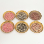 BRONZE, seis (6) porta copos com ornamentação floral e barrado em zigue-zague, fundo esmaltado, marca de origem Índia em pontilhados, medindo 10 cm diâmetro, sinais de uso, vide foto.