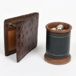 DIVERSOS, trinta e três (33) itens: 30 bilhas de tamanhos variados; 1 ímã; 1 carteira em couro de crocodilo, fechamento por zíper, medindo fechada 11 x 10 cm, sinais de uso e desgastes; 1 copo para jogar dados, cilíndrico, confeccionado em couro, medindo 9 cm altura, vide foto.