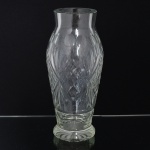 VIDRO, um (1) vaso incolor e translúcido, formato de balaustre, lapidado em palmas e dedão, fundo estrelado, medindo 21 cm altura, vide foto.