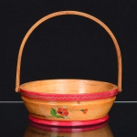 DIVERSOS, uma (1) cesta com alça, confeccionada em madeira, pintada a mão com flores em policromia, selo parcial da CARLOS ZIPPERER SOBR., Rua Barão do Rio Branco 209, São Bento do Sul, SC, medindo 17,5 cm diâmetro e 19 cm altura até a alça, sinais de uso, vide foto.