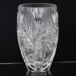 CRISTAL, um (1) vaso bojudo, lapidado em sulcos, dedão e rosáceas, fundo estrelado, medindo 22,5 cm altura, vide foto.