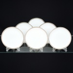 PORCELANA, seis (6) pratos para sobremesa, tonalidade branca, arremate com friso prateado, medindo 17,5 cm diâmetro mais as alças, modelo MEDAILLON, manufatura RENNER (Porto Alegre, RS, fundada em 1942; em 1998 foi vendida para a Vista Alegre de Portugal; em 1999 mudou a razão social para Vista Alegre do Brasil), um com bicado na borda, sinais de uso, vide foto.