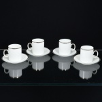PORCELANA, quatro (4) xícaras para café, tonalidade branca, arremate com friso prateado, modelo MEDAILLON, manufatura RENNER (Porto Alegre, RS, fundada em 1942; em 1998 foi vendida para a Vista Alegre de Portugal; em 1999 mudou a razão social para Vista Alegre do Brasil), sinais de uso, vide foto.