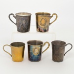 METAL PRATEADO, cinco (5) copinhos com alça, modelos e manufaturas variadas, todos ligeiramente obcônicos, alguns demandam novo banho em prata, sinais de uso, vide foto.