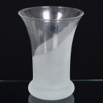 VIDRO, um (1) vaso no formato de corneto, incolor e translúcido, detalhes acetinados, medindo 18,5 cm altura, sinais de uso, vide foto.