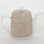 PORCELANA, um (1) bule da marca STEATITA (Campo Largo, PR, funcionou de 1954 a 1994), tonalidade branca, monture em aço inox, pega da tampa em polímero, medindo 15 cm altura, sinais de uso, vide foto.