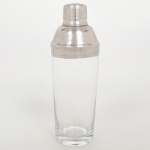 VIDRO, uma (1) coqueteleira, incolor e translúcida, monture e tampa em aço inox, medindo 24,5 cm altura, sinais de uso, vide foto.