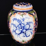 FAIANÇA, um (1) pote bojudo com tampa, ornamentação floral policromada, pintado a mão, manufatura LUIZ SALVADOR (destacado mestre da arte de pintura em faiança na olaria de Alcobaça em Portugal, veio para o Brasil e fundou no ano de 1950 uma fábrica em Itaipava, região serrana do Rio de Janeiro, ainda em atividade), medindo 20,5 cm altura, sinais de uso, vide foto.