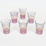 VIDRO, seis (6) copos para licor, ligeiramente obcônicos, translúcidos, ornados com faixas horizontais, arremates a ouro, marca NADIR FIGUEIREDO (fundada em 1912 em São Paulo, como oficina para máquina de escrever; em 1943 comprou a fabrica de louça Santa Rita que ficou ativa até 1950; em 1944 comprou as fazendas Santa Terezinha e Fortaleza, onde construiu uma nova fábrica chamada Vila Operária que começou a operar em 1948; em 1947 iniciou a produção do copo de vidro americano; em 1955 iniciou a produção de copo para envase de requeijão; registrou as seguintes marcas: em 1956 a KOPAL; em 1957 a ROSICLER e PIREFRAX; em 1979 a KERAMIK; em 1982 a POTTERY; em 1992 a DURAMIK; em 1993 encerrou a produção de louça), sinais de uso, vide foto.