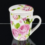 LOUÇA, uma (1) caneca com tampa e coador acoplado, ornada com rosas em policromia, marca DM BRASIL, medindo 11 cm altura, vide foto.