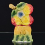 ) LOUÇA, uma (1) floreira policromada, representando frutas, medindo 14 cm altura, sinais de uso, vide foto.