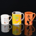 LOUÇA E FAIANÇA, três (3) canecas distintas: 1 ornada com flamingos em policromia, brinde da Chocolates Cacau Brasil; 1 com propaganda da Igreja Adventista do Sétimo Dia, com dizeres enaltecendo a mãe; 1 com salmo Bíblico, trincada no fundo, todas com sinais de uso, vide foto, medindo a maior 9,5 cm altura.