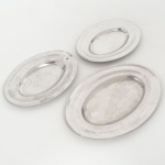 AÇO INOX, três (3) travessas ovais, lisas, marca BARINOX, possui riscados, medindo: 21 x 15,5 cm (2) e 25,5 x 18 cm, todas com sinais de uso, vide foto.
