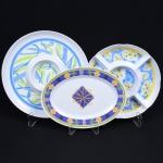 DIVERSOS, três (3) petisqueiras distintas, confeccionadas em polímero, medindo a maior 32,5 cm diâmetro, sinais de uso, vide foto.