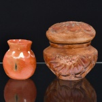 CERÂMICA, dois (2) itens distintos: 1 pote com tampa, ornamentação relavada em flores, medindo 10 cm altura; 1 vasinho bojudo, medindo 7 cm altura, ambos com sinais de uso, vide foto.