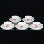 PORCELANA, cinco (5) xícaras para café, com ornamentação floral policromada, arremates a ouro, modelagem canelada na vertical, sem marca de manufatura aparente, ideais para coleção de cristaleira, acompanha um pires sobressalente, sinais de uso, vide foto.