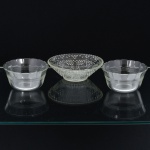 VIDRO, três (3) taças para sobremesa, incolores e translúcidas, dois modelos distintos: 1 moldada em folhas e perolados, medindo 12,5 cm diâmetro; 2 moldadas em sulcos horizontais, borda canelada, marca PYREX, medindo 9,5 cm diâmetro, todas com sinais de uso, vide foto.