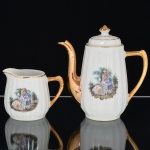 PORCELANA, dois (2) itens: 1 bule de café e 1 cremeira, ornados com cena de galanteio em policromia, possivelmente baseada na obra de FRAGONARD (Jean Honoré Fragonard, Grasse 1732 Paris 1806, pintor, desenhista e gravurista francês, estilo Rococó, conhecido pela exuberância e hedonismo de sua obra, pinturas do gênero com atmosfera de intimidade e erotismo), arremates a ouro, modelagem canelada na vertical, sem marca de manufatura aparente, sinais de uso, vide foto.