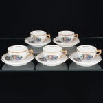 PORCELANA, cinco (5) xícaras de café, ornadas com cena de galanteio em policromia, possivelmente baseada na obra de FRAGONARD (Jean Honoré Fragonard, Grasse 1732 Paris 1806, pintor, desenhista e gravurista francês, estilo Rococó, conhecido pela exuberância e hedonismo de sua obra, pinturas do gênero com atmosfera de intimidade e erotismo), arremates a ouro, modelagem canelada na vertical, sem marca de manufatura aparente, ideais para coleção de cristaleira, sinais de uso, vide foto.