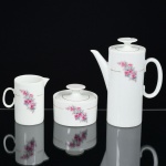 PORCELANA, três (3) itens: 1 bule de café (pega da tampa quebrada); 1 açucareiro e 1 cremeira, ornamentação floral policromada, arremates com frisos a ouro, manufatura RENNER (Porto Alegre, RS, fundada em 1942; em 1998 foi vendida para a Vista Alegre de Portugal; em 1999 mudou a razão social para Vista Alegre do Brasil), medindo a maior peça 17 cm, sinais de uso, vide foto.