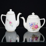 PORCELANA, dois (2) bules, para chá e café, com ornamentação floral policromada, arremates a ouro, modelagem canelada na vertical, sem marca de manufatura aparente, medindo a maior peça 17,5 cm altura, sinais de uso, vide foto.