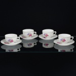 PORCELANA, quatro (4) xícaras para café, com ornamentação floral policromada, arremates a ouro, modelagem canelada na vertical, sem marca de manufatura aparente, ideais para coleção de cristaleira, sinais de uso, vide foto.